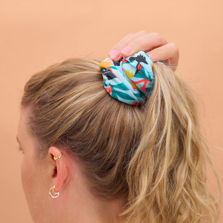 Annabel Trends Happywrap cockatoos as a hair tie