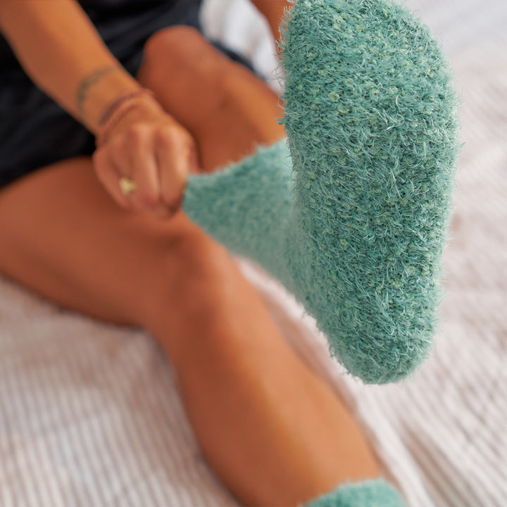 ANNABEL TRENDS SHORT FUZZY BED SOCKS