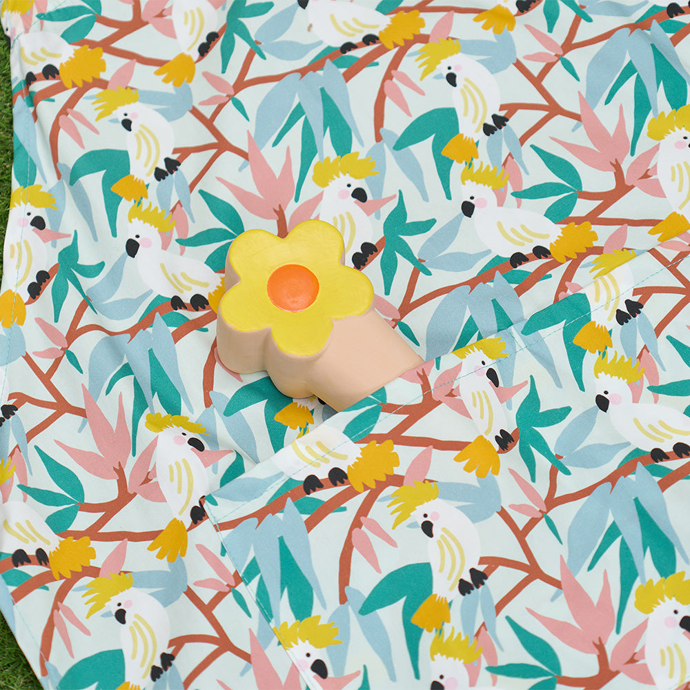 annabel trends white cockatoos apron and long sleeve garden gloves - sprout flower watering spout